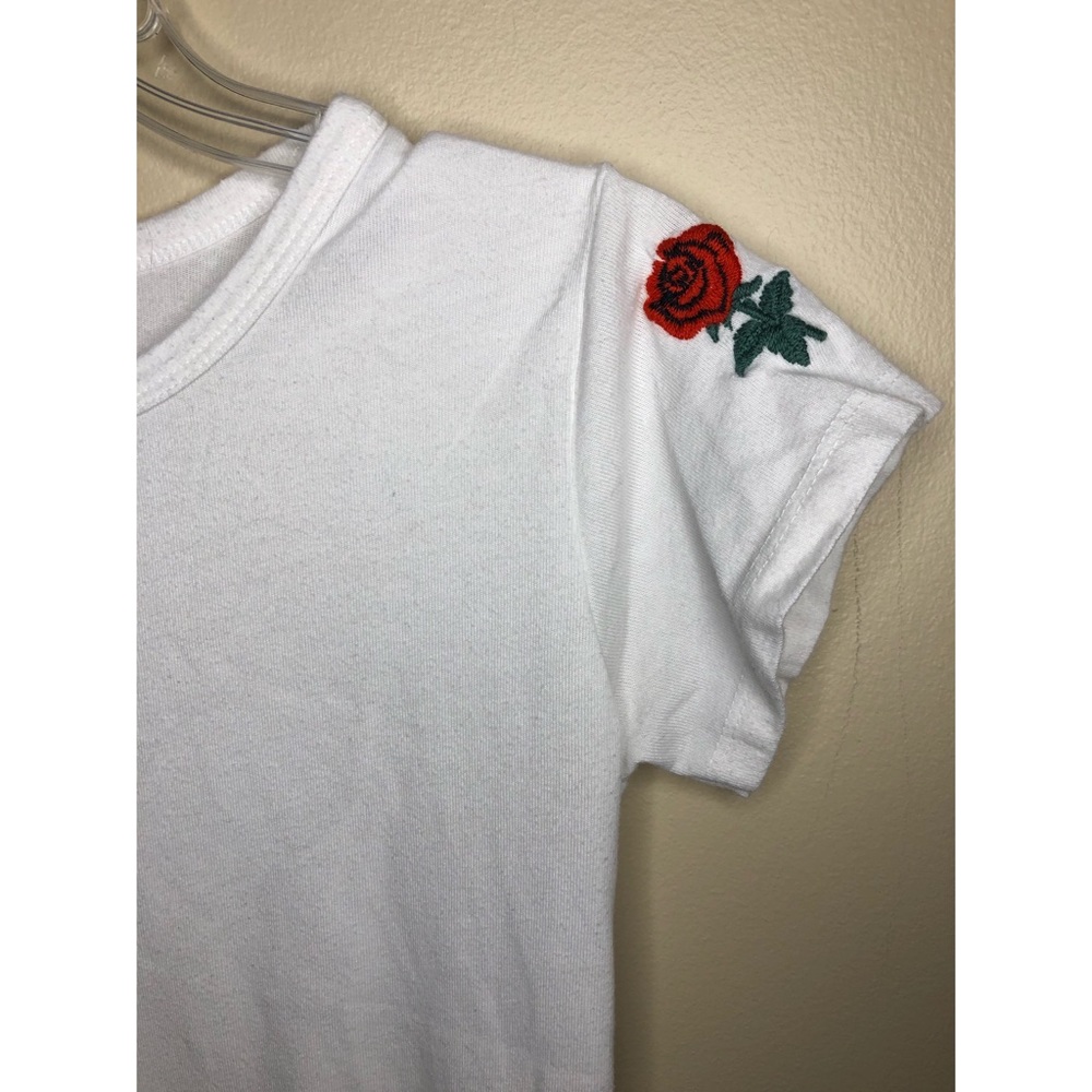 White tee with rose sleeve